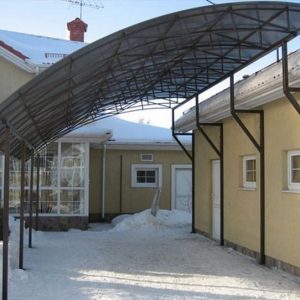 ПОЛУАРОЧНЫЙ МЕТАЛЛИЧЕСКИЙ НАВЕС ИЗ ПОЛИКАРБОНАТА — Металлические навесы в Москве
