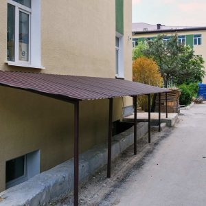 НАВЕС К ДОМУ С ОДНОСКАТНОЙ КРЫШЕЙ ИЗ МЕТАЛЛОЧЕРЕПИЦЫ — Металлические навесы в Москве