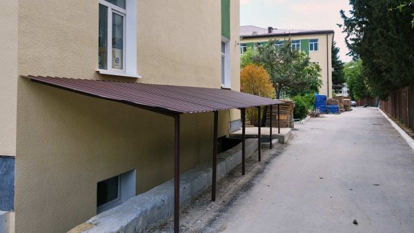 НАВЕС К ДОМУ С ОДНОСКАТНОЙ КРЫШЕЙ ИЗ МЕТАЛЛОЧЕРЕПИЦЫ — Металлические навесы в Москве