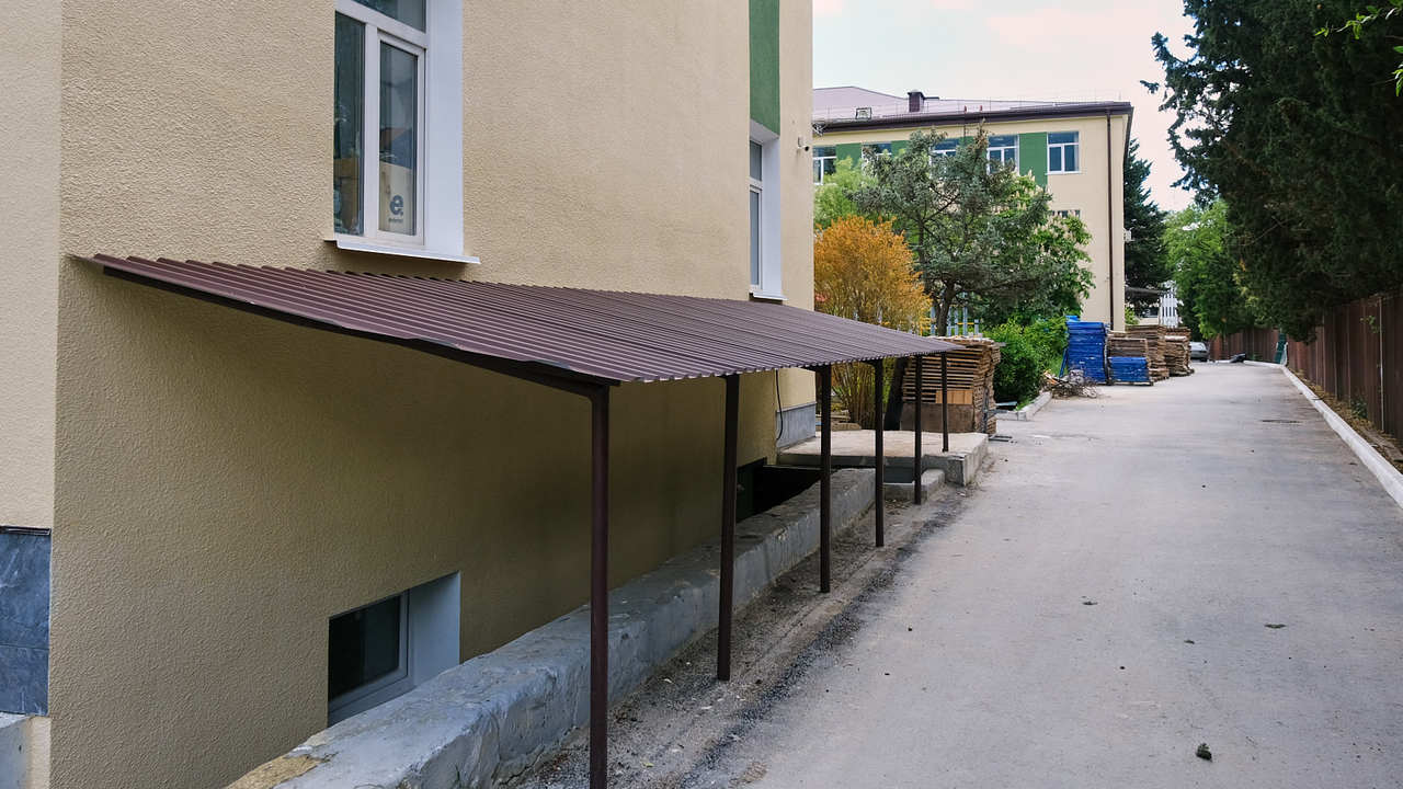 НАВЕС К ДОМУ С ОДНОСКАТНОЙ КРЫШЕЙ ИЗ МЕТАЛЛОЧЕРЕПИЦЫ НАВЕС К ДОМУ С ОДНОСКАТНОЙ КРЫШЕЙ ИЗ МЕТАЛЛОЧЕРЕПИЦЫ — Металлические навесы в Москве