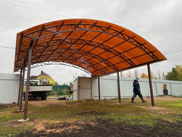 АРОЧНЫЙ НАВЕС ДЛЯ ЗАГОРОДНОГО ДОМА ИЗ ПОЛИКАРБОНАТА ОРАНЖЕВОГО ЦВЕТА — Металлические навесы в Москве