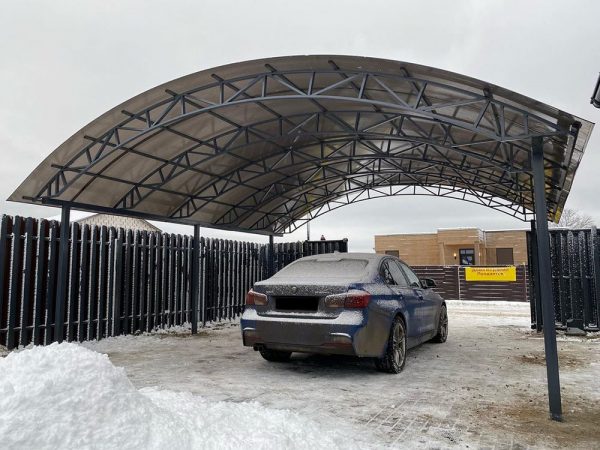 СТАЛЬНОЙ НАВЕС ДЛЯ МАШИНЫ С ПОЛИКАРБОНАТОМ АРОЧНОЙ ФОРМЫ — Металлические навесы в Москве